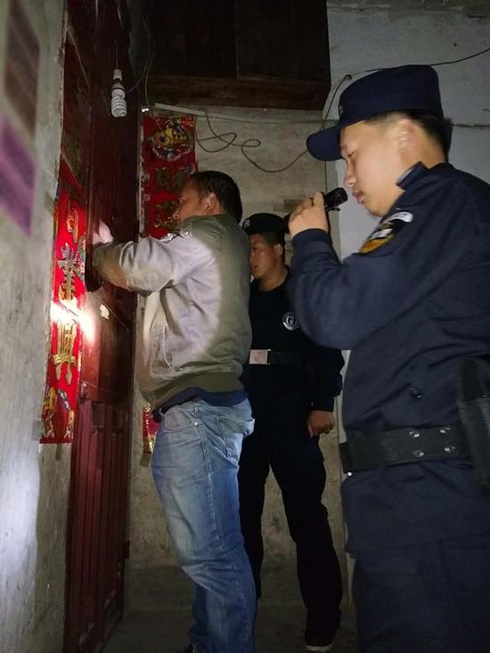 承德粗心妈妈误将幼女锁家中 民警全城寻开锁师傅开门